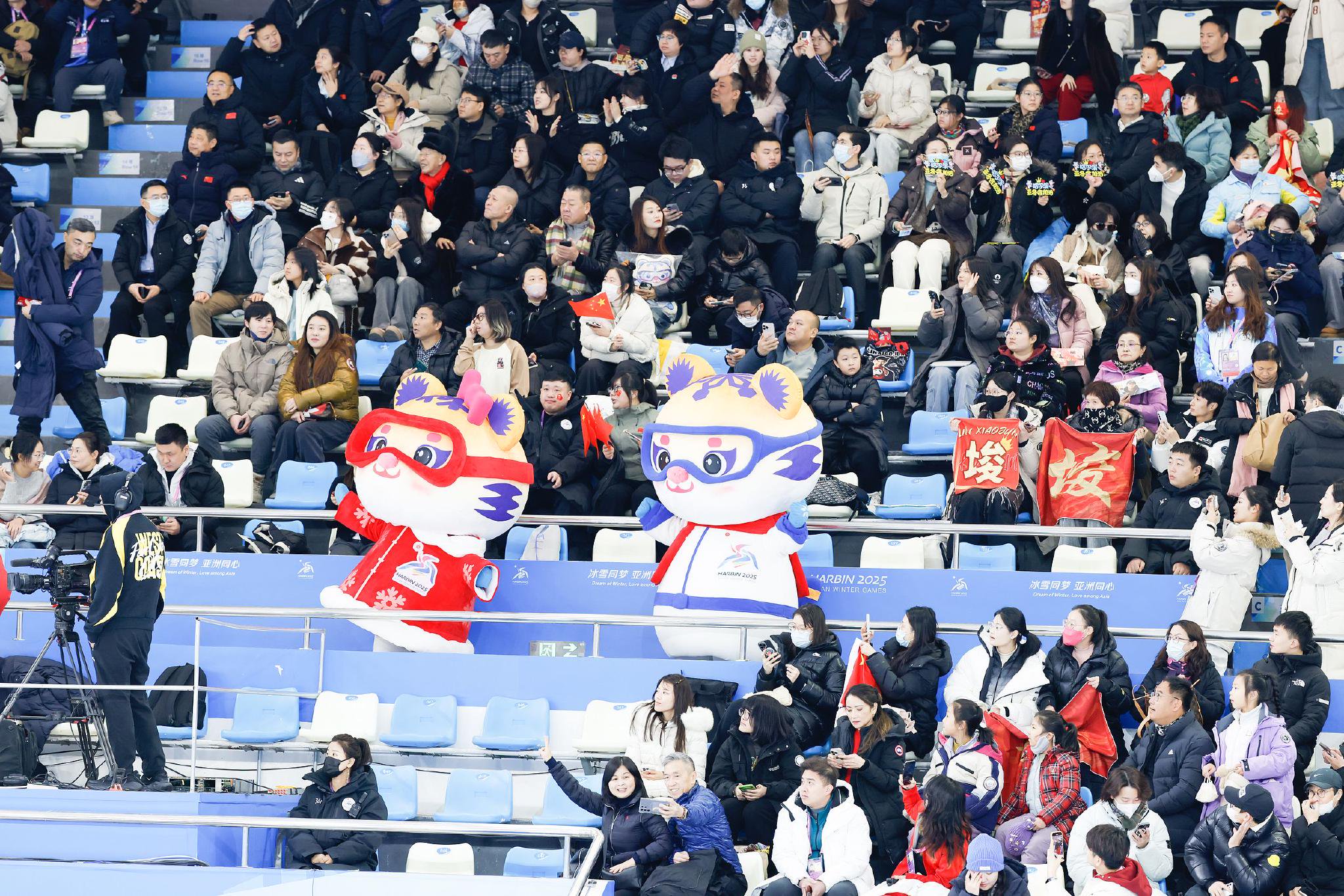 体育竞技引人入胜,观众尽情欢乐什么意思